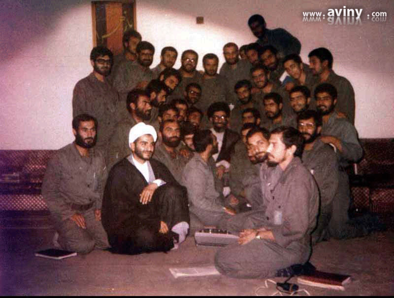 http://dl.aviny.com/Album/defa-moghadas/arshive%20mozoei/hozor/rohanion/kamel/08.jpg